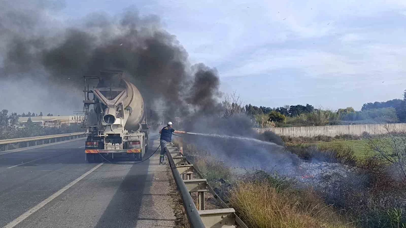 Araçtan atılan sigara yol kenarında yangın çıkardı, ilk müdahale beton mikserinden geldi
