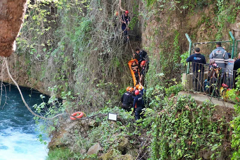 Manzara izlerken 15 metreden düştü, film gibi operasyonla kurtarıldı
