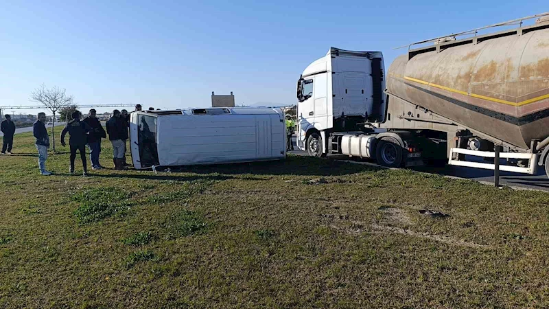 Antalya’da beton mikseri kamyonetle çarpıştı: 1 yaralı
