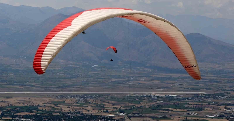 Erzincan semalarında unutulmaz evlilik teklifi: Paraşütle sürpriz!
