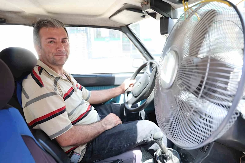 Adanalı sürücünün sıcaklığa karşı ilginç çözümü: 87 model araca vantilatör taktı
