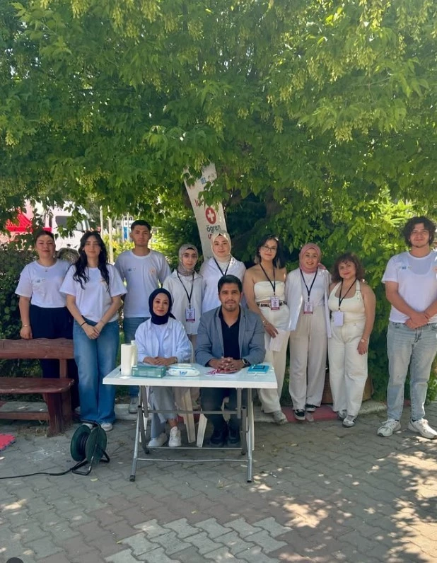 Gediz Sağlık Hizmetleri MYO öğrencileri bilgisiyle ödül kazandı
