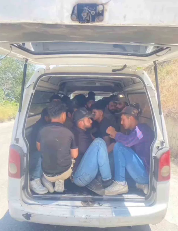 Minibüsü tıka basa göçmen dolduran şahıslar, yakayı ele verdi
