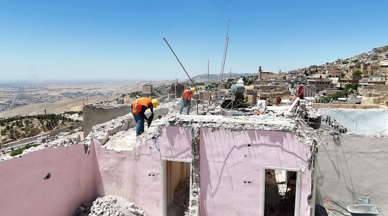 Mardin’de tarihi silueti bozan yapıların yıkımına devam ediliyor

