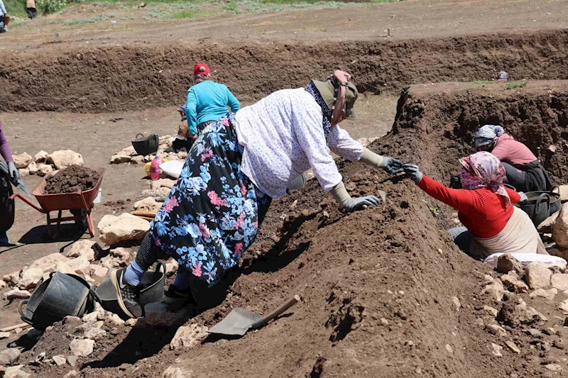 Evde pirinçten taş ayıklayan kadınlar, arkeolojik kazılarda buluntu ve veri ayıklıyor
