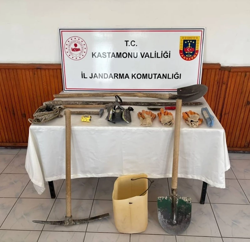 Kastamonu’da kaçak kazı yaparken yakalanan 3 kişi yakalandı
