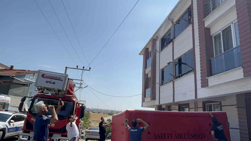 4 aylık bebeği rehin aldı, ‘yaklaşmayın’ diyerek balkondan bal kabağını fırlattı
