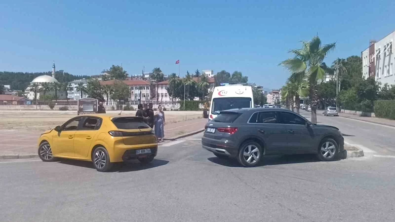 Manavgat’ta otomobiller çarpıştı: 2 yaralı

