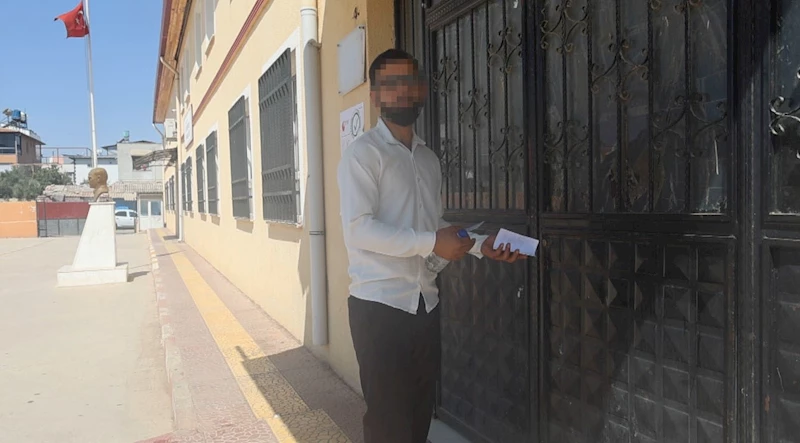 Salına salına yürüyerek geç kaldığı sınav merkezinden arkasına bakarak geri döndü
