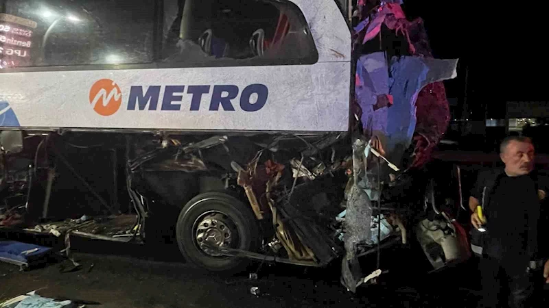 Faciadan dönüldü: 40 yolcusu olan otobüs tıra çarptı, 12 kişi yaralandı
