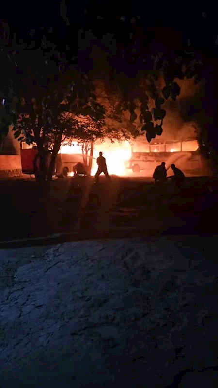 Park halindeki 2 midibüs alevlere teslim oldu
