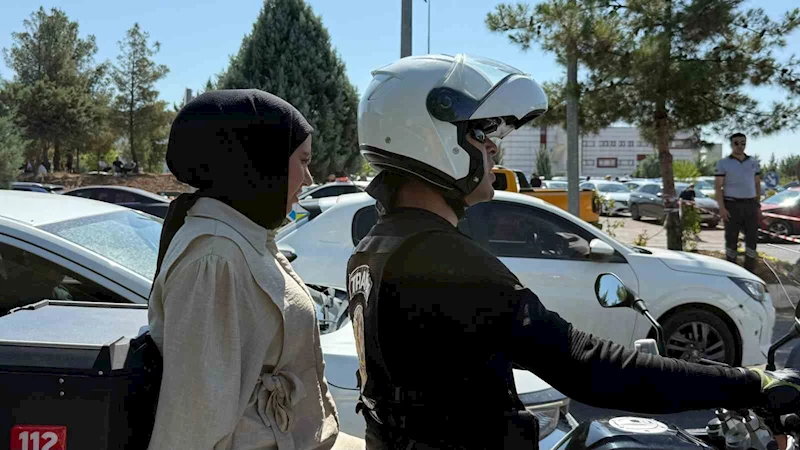 Diyarbakır’da kimliğini ve giriş belgesini unutanların imdadına polis yetişti
