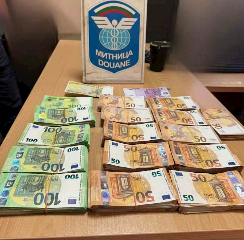 Tırlara gizlenen beyan edilmemiş 200 bin euro sınırda yakalandı
