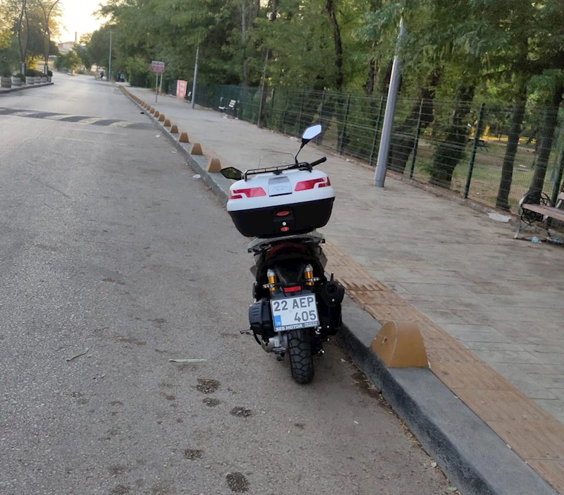 Keşan’da sokak köpeklerinden kaçmaya çalışırken devrilen motosikletin sürücüsü yaralandı
