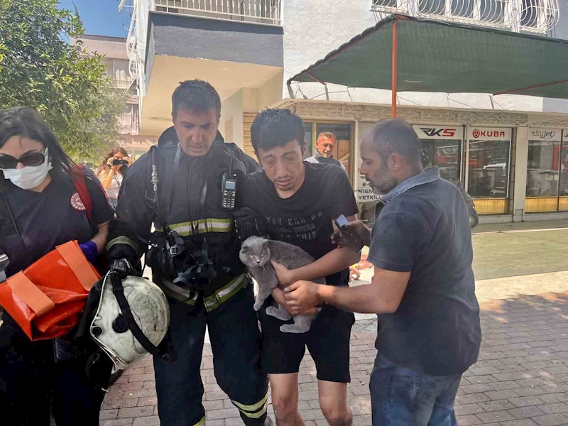 Alevlerin sardığı evde balkona sığındı, kedisini elinden bırakmadı
