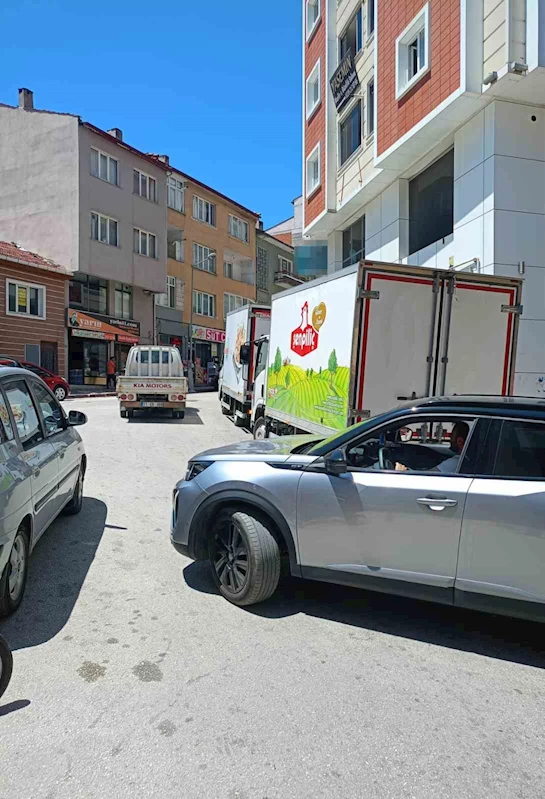 Bilecik’te toptancıların gelişi güzel parkları sürücüleri çileden çıkarıyor
