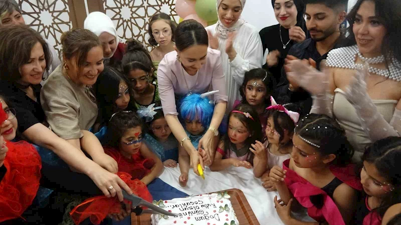 İhtiyaç sahibi çocuklar özel kostümlerle doğum günlerini kutladı
