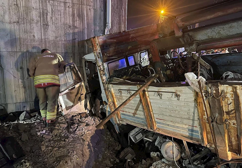 Üst geçit duvarına çarpan kamyondaki 2 kişi yaralandı
