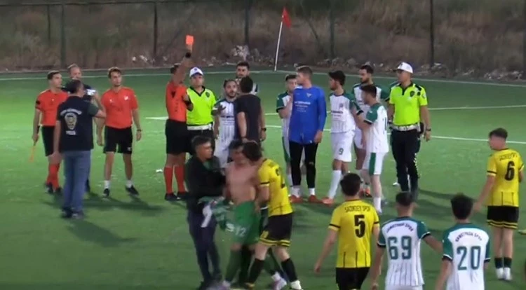 Son saniyede atılan gol sayılmayınca saha karıştı
