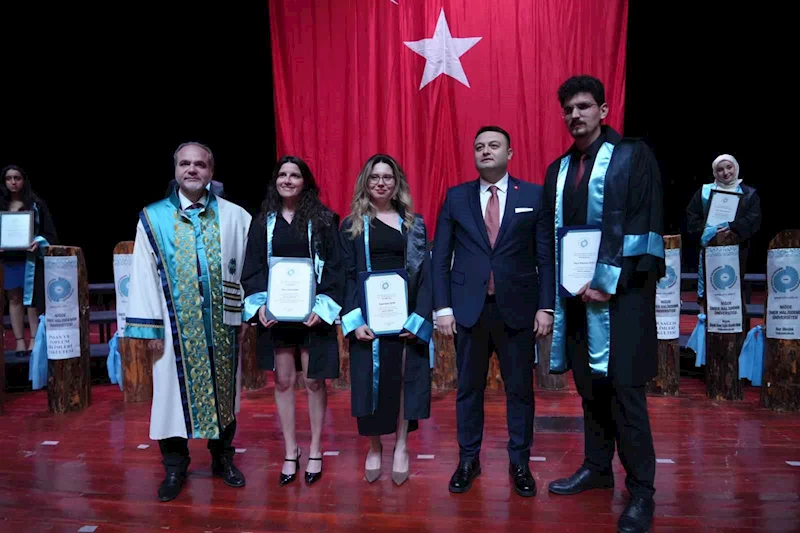 Niğde Ömer Halisdemir Üniversitesinde mezuniyet töreni: 2 bin öğrenci kep attı
