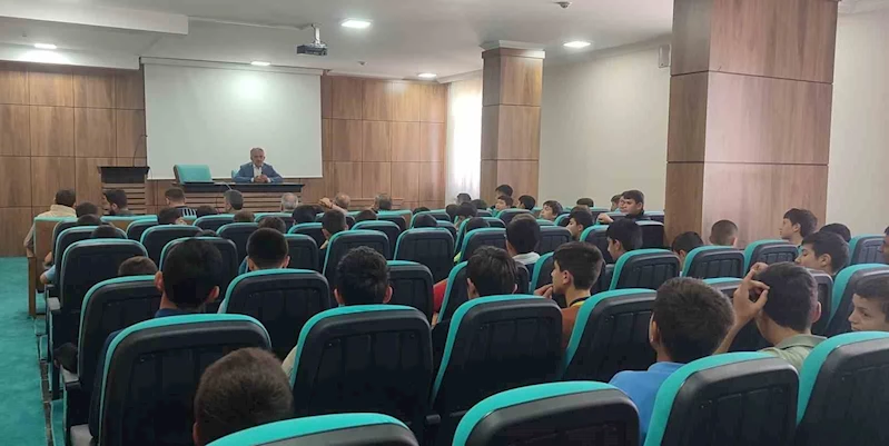 Bayburt’ta hafızlık tespit sınavına girecek öğrencilere yönelik söyleşi düzenlendi
