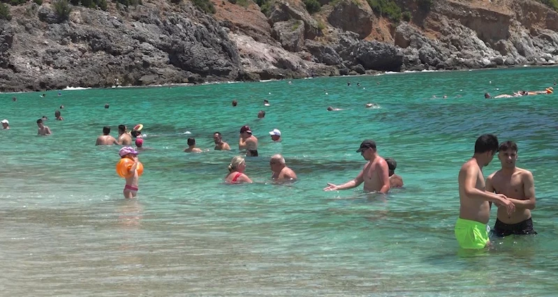 Alanya’da aşırı sıcaklar sahilleri doldurdu
