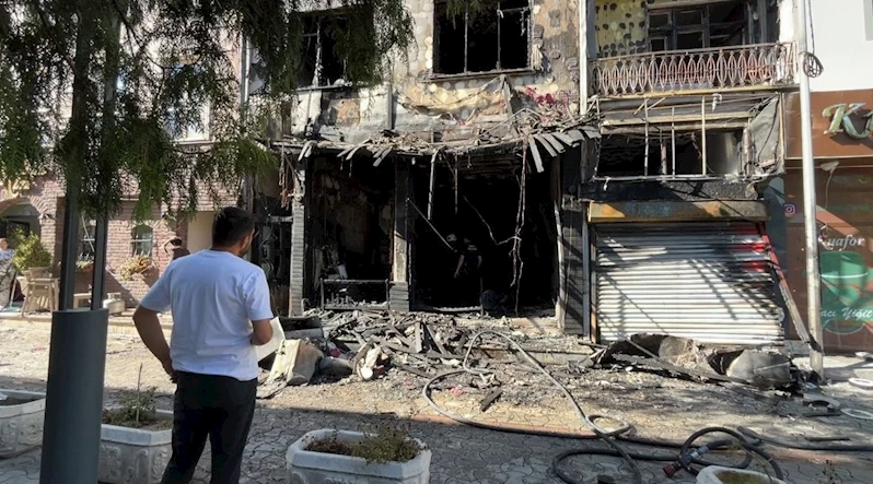 Kafede çıkan yangında bina harabeye döndü
