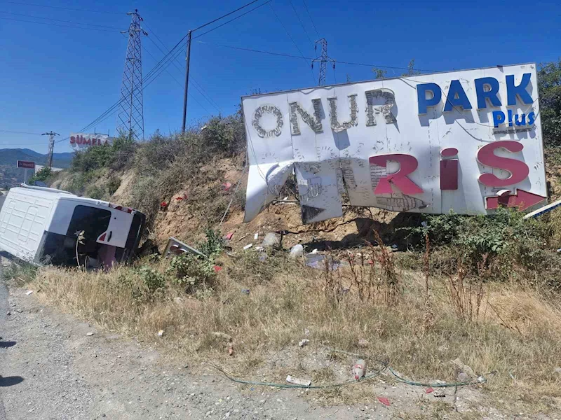 Kastamonu’da reklam tabelasına çarpan minibüs su kanalına devrildi: 3 yaralı
