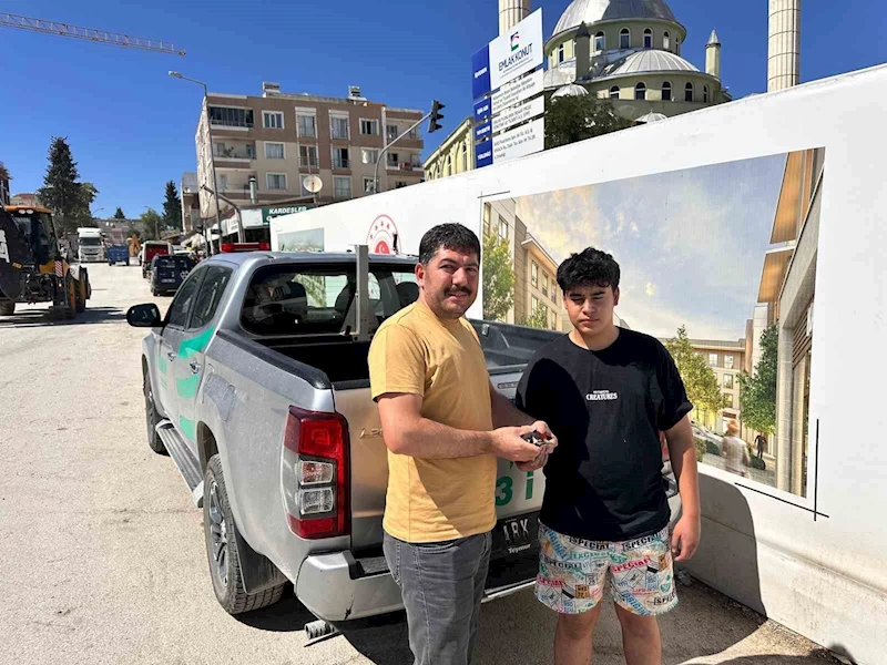 Besni’de yaralı halde bulunan ağaçkakan koruma altına alındı
