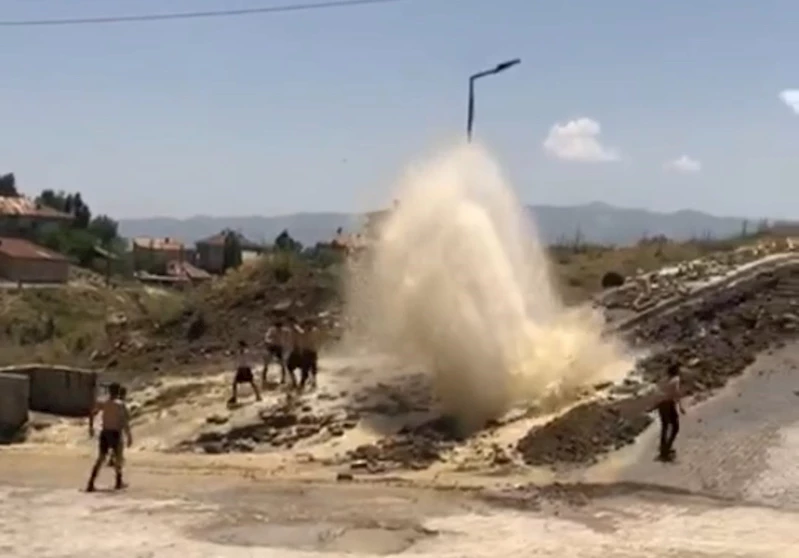 Yüksekova’da patlayan su hattı çocukların serinleme durağı oldu
