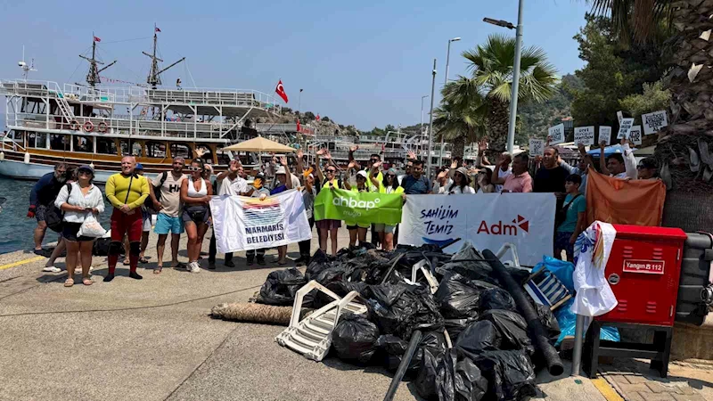 Marmaris koylarında çevre temizliği sürüyor
