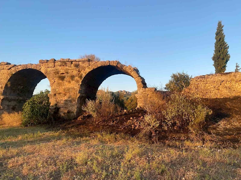 Tarihi Aspendos Su Kemerleri yakınında çıkan yangın korkuttu
