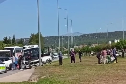 Freni patlayan minibüs önündeki araca ve aydınlatma direğine çarptı: 4 yaralı
