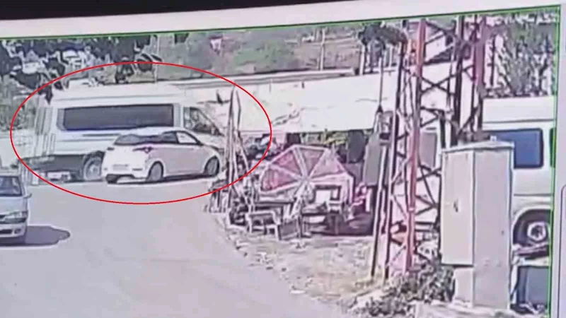Otomobille çarpışan minibüs dereye uçtu, o anlar kamerada
