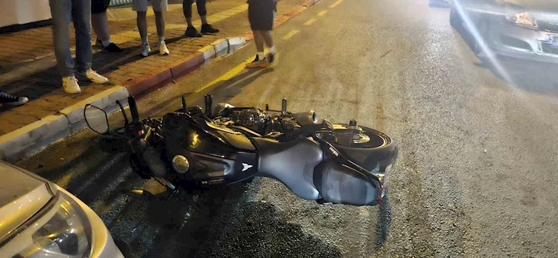 Park halindeki otomobile çarpan motosiklet sürücüsü yaralandı
