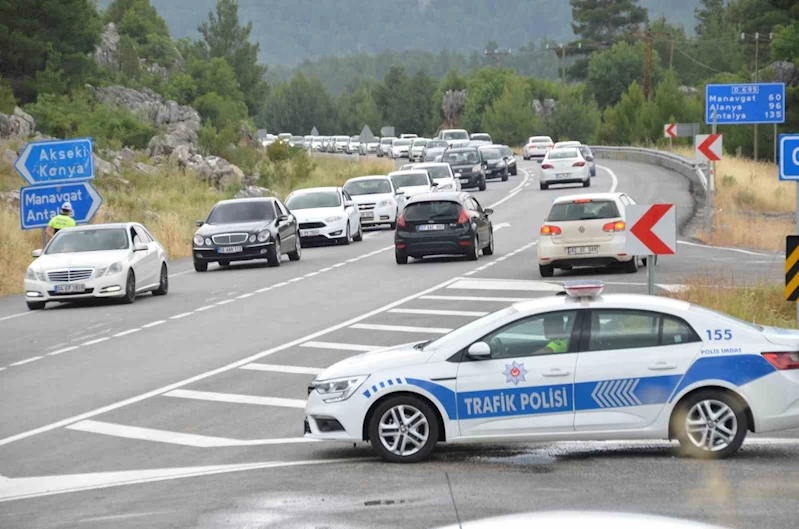 Tatilcilerin dönüş yolunda trafik yoğunluğu
