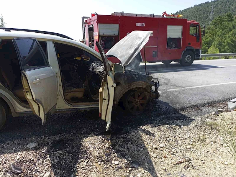 Antalya’da seyir halindeki cip alev aldı
