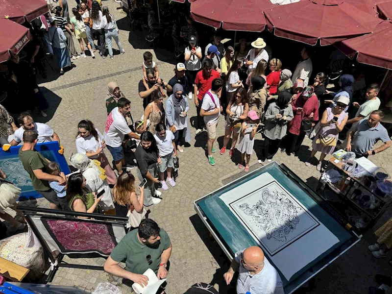 Kozahan’daki ipek baskı şovu izleyenleri büyüledi

