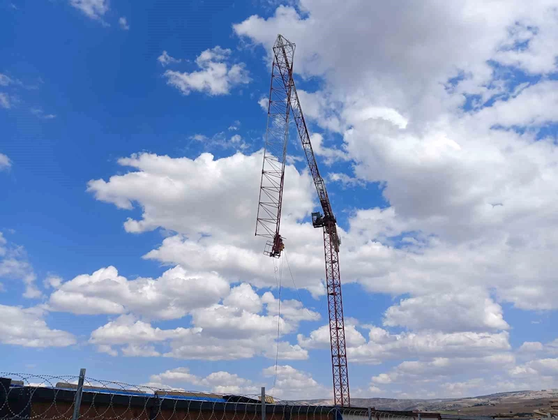 Yük zincirinden kopan çengel, inşaat işçisinin üzerine düştü
