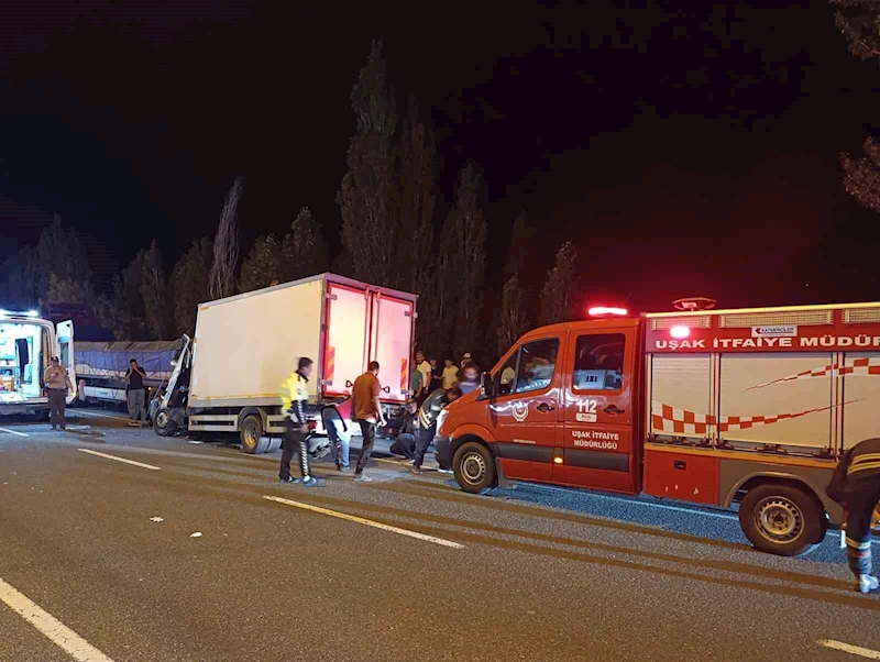 Tırın dorsesine çarpan kamyonetteki bir kişi hayatını kaybetti
