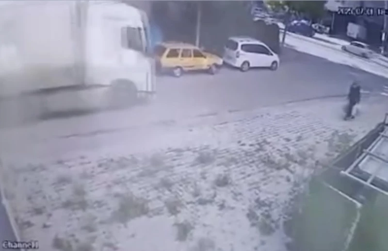 Tır, dorsesine takılı kalan hafif ticari aracı metrelerce sürükledi
