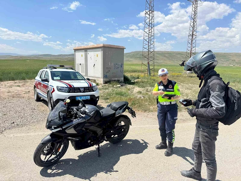 Ağrı’da jandarma trafik denetiminde 89 sürücüye ceza uyguladı

