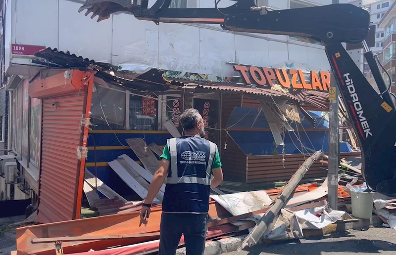 Esenyurt’ta bıçaklı kavgaya neden olan market reyonu yıkıldı
