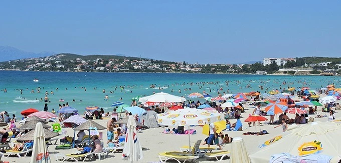 Çeşme’de 14 plaj ve 2 marinada Mavi Bayrak dalgalanacak
