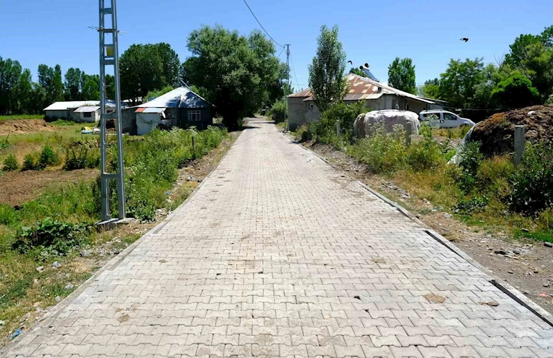 Ağrı’nın Eliaçık köyünde 7 bin metrekare kilit parke çalışması tamamlandı
