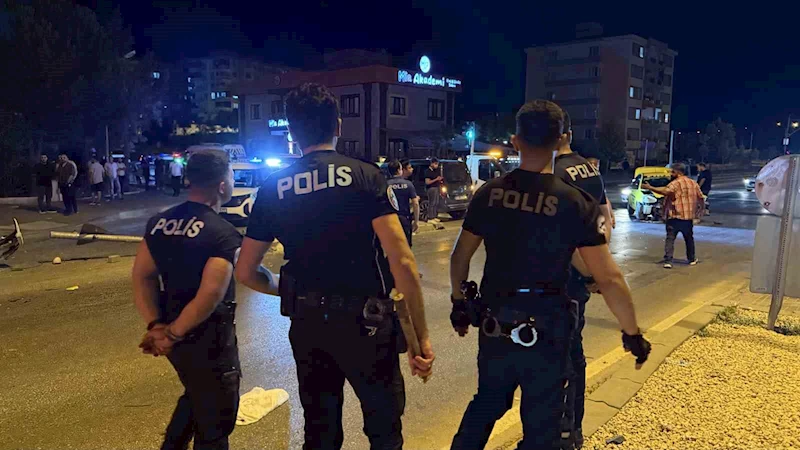 Gaziantep’te 3 otomobilin karıştığı kazada ortalık savaş alanına döndü: 6 yaralı, 12 gözaltı
