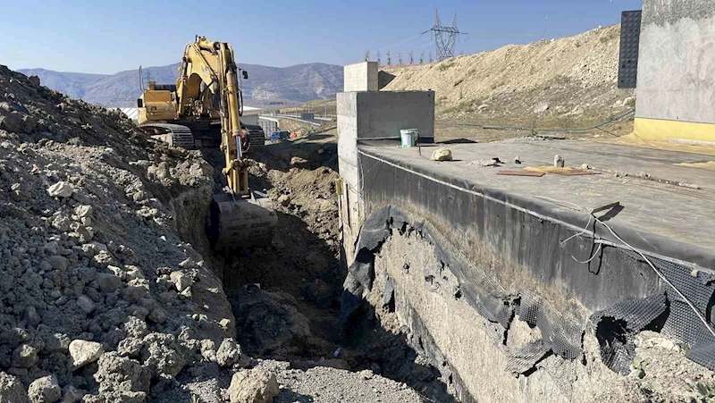 Tünel çevresinde toprak kaydı, 2 işçi göçük altında kaldı
