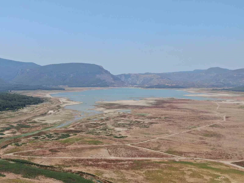 Tahtalı Barajı’nda ürküten manzara; su çekildi geriye balçık kaldı

