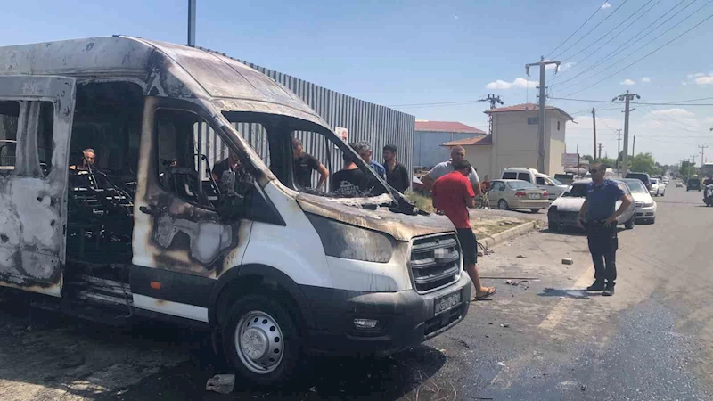Kaynak yapılan minibüs bir anda alev aldı

