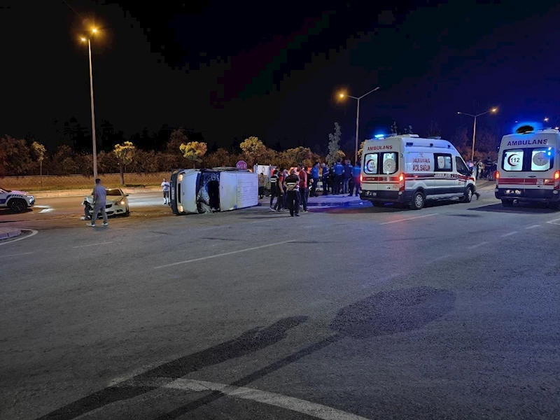Otomobille çarpışan minibüs yan yattı: 9 yaralı
